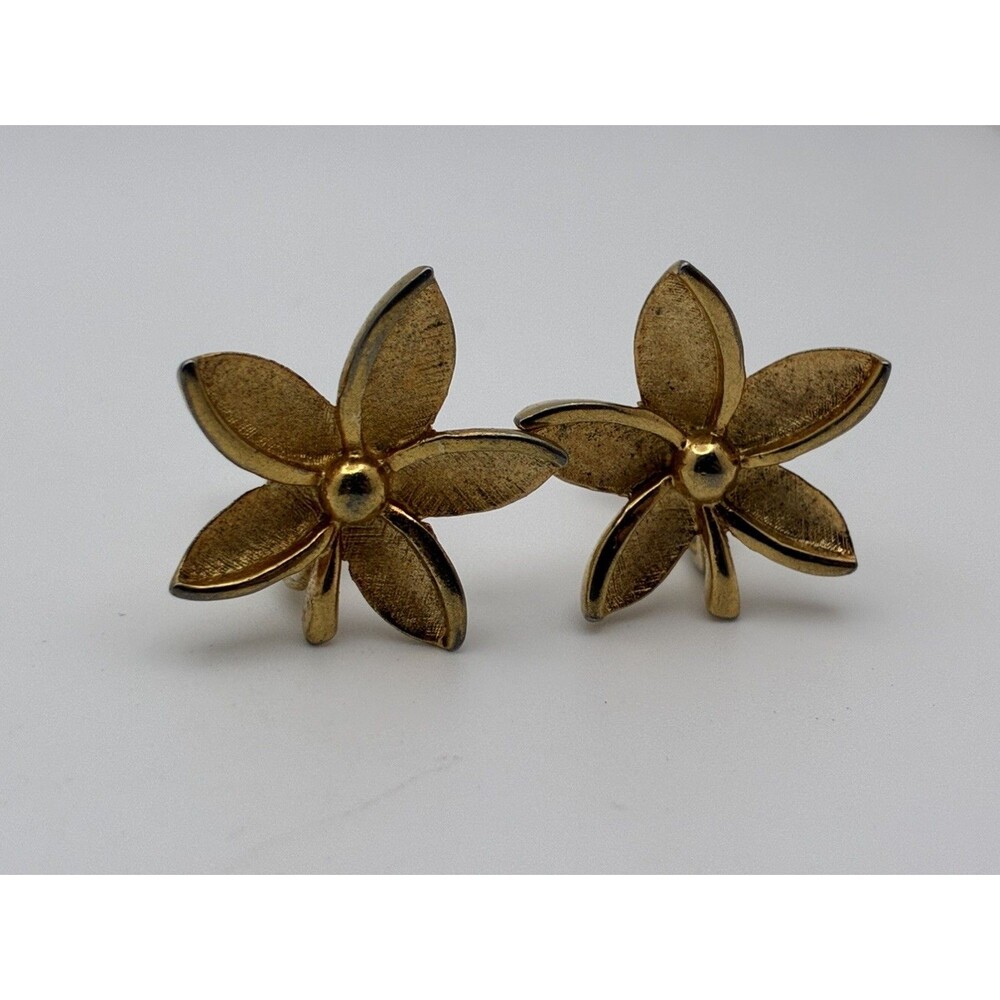 Crown Trifari Plumeria Flower Clip On Earrings Gold Tone Leaf 3/4” Vintage